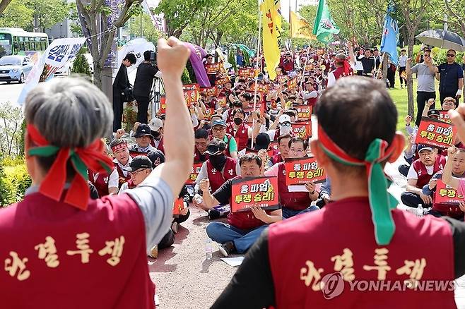광주 시내버스 노조 전면파업 첫날인 5일 광주광역시청 앞에서 열린 총파업 투쟁 승리쟁취 버스노동자 결의대회에서 참석자들이 구호를 외치고 있다. 연합뉴스.