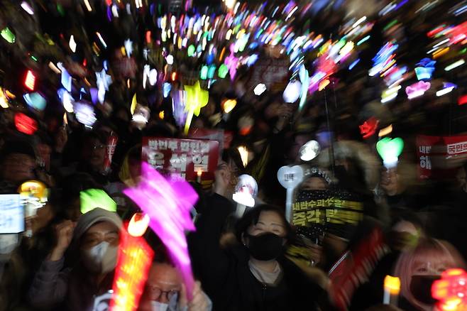 비상계엄 후폭풍이 계속되고 있는 지난해 12월 11일 오후 서울 여의도 국회 앞에서 열린 윤석열 대통령 탄핵 촉구 촛불 집회에 참석한 시민들이 응원봉을 흔들며 구호를 외치고 있다. [사진 = 연합뉴스]