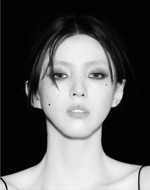 배우 한소희가 또 한 번의 반전 비주얼로 팬들의 시선을 사로잡았다.  사진=한소희 SNS