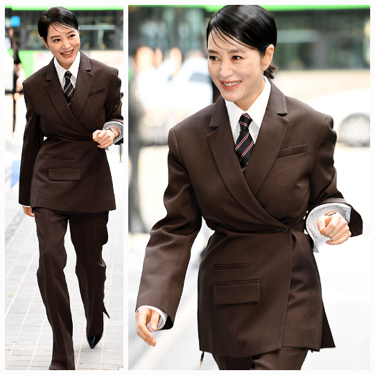 배우 김혜수가 젖은 듯한 헤어 스타일과 강렬한 수트핏으로 글로벌 팬들의 시선을 사로잡았다. 사진=천정환 기자