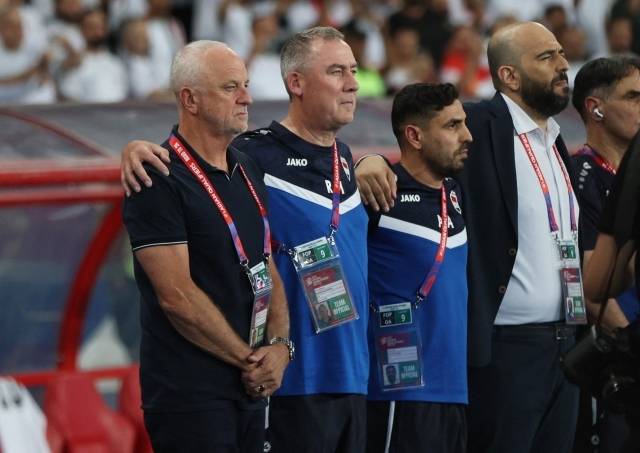 아놀드 이라크 감독(좌)은 “우리는 플레이오프를 통해 월드컵 본선에 갈 수 있는 실질적인 기회가 있다. 예전 호주 시절에도 이렇게 카타르로 간 경험이 있다”고 자신했다. 사진=REUTERS=연합뉴스