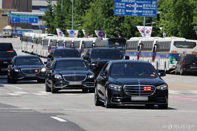 (서울=뉴스1) 이재명 기자 = 이재명 대통령이 4일 오전 서울 여의도 국회에서 제21대 대통령 취임 선서를 하기 위해 차량을 타고 이동하고 있다. 2025.6.4/뉴스1  Copyright (C) 뉴스1. All rights reserved. 무단 전재 및 재배포,  AI학습 이용 금지. /사진=(서울=뉴스1) 이재명 기자