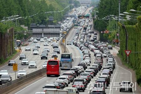 지난달 어린이날 연휴 마지막 날인 6일 서울 잠원IC 인근 경부고속도로 상(왼쪽)·하행선 방향 차량들이 서행하고 있다./사진=(서울=뉴스1) 황기선 기자