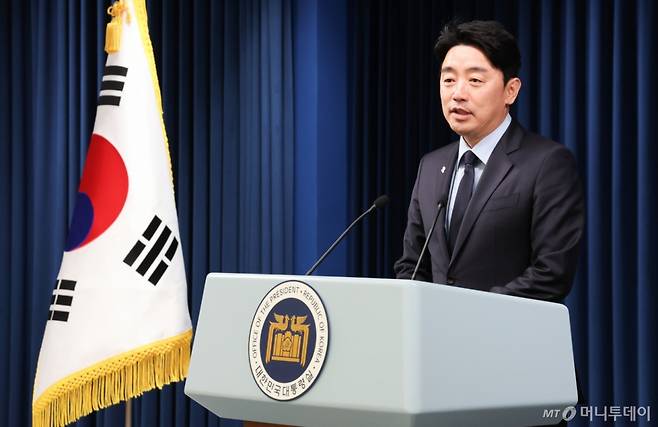 (서울=뉴스1) 허경 기자 = 강훈식 대통령 비서실장이 5일 서울 용산구 대통령실 청사 브리핑룸에서 출입기자들과 만나 발언하고 있다. 2025.6.5/뉴스1  Copyright (C) 뉴스1. All rights reserved. 무단 전재 및 재배포,  AI학습 이용 금지. /사진=(서울=뉴스1) 허경 기자