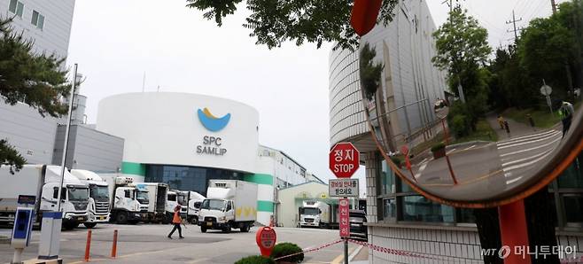 [시흥=뉴시스] 추상철 기자 = 2일 오후 경기 시흥시 SPC삼립 시화공장에서 물류차량이 세워져 있다.  2025.06.02. /사진=추상철