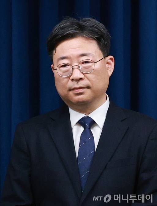 [서울=뉴시스] 고범준 기자 = 강훈식 비서실장이 6일 서울 용산구 대통령실 브리핑룸에서 1차 인선 브리핑을 진행했다. 이날 인선 발표 브리핑에 참석한 하준경 경제성장수석. 2025.06.06. bjko@newsis.com /사진=고범준