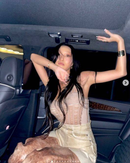 가수 화사가 시스루 자태가로 섹시미를 드러냈다. /사진=화사 인스타그램