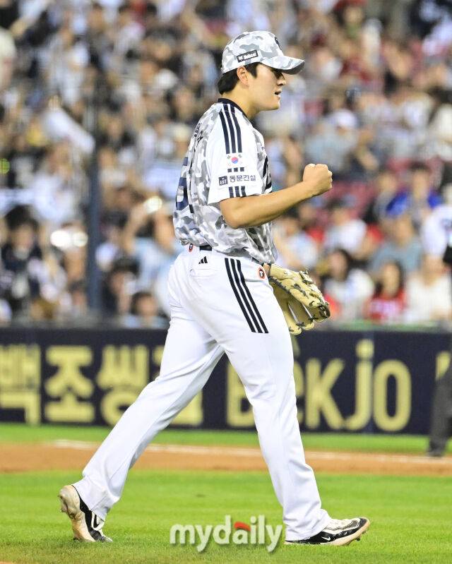 2025년 6월 5일 오후 서울 잠실구장에서 진행된 '2025 신한 SOL뱅크 KBO 리그' KIA 타이거즈와 두산 베어스의 경기. 두산 김택연이 10회초 무실점으로 막은 뒤 기뻐하고 있다./잠실 = 유진형 기자