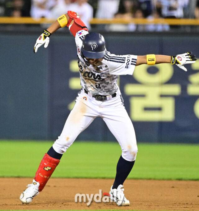 2025년 6월 5일 오후 서울 잠실구장에서 진행된 '2025 신한 SOL뱅크 KBO 리그' KIA 타이거즈와 두산 베어스의 경기. 두산 김민석이 연장 10회말 2사 1.2루서 끝내기 안타로 2-1 승리를 한 뒤 기뻐하고 있다./잠실 = 유진형 기자