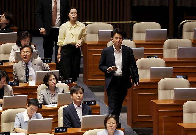 이준석 개혁신당 의원이 5일 국회에서 열린 본회의에 참석하고 있다. [연합]