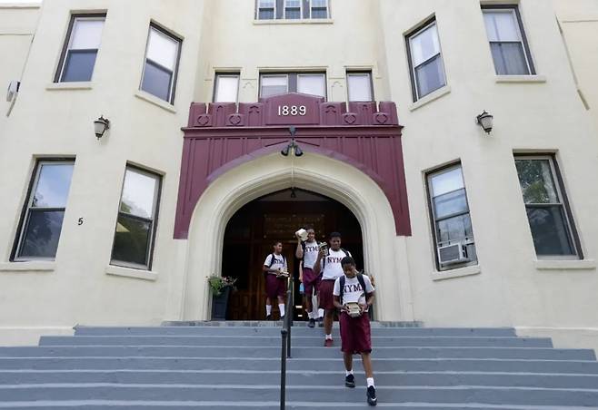 도널드 트럼프 미국 대통령이 졸업한 것으로 알려진 뉴욕군사학교(NYMA) 건물로 재학생들이 들어가고 있다. [AP]