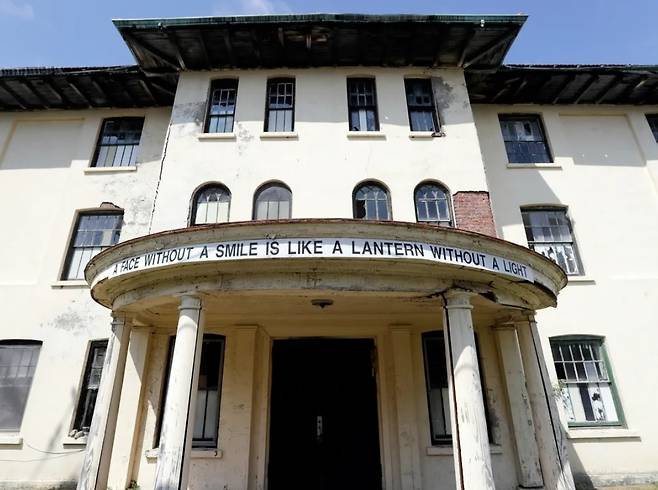 도널드 트럼프 미국 대통령이 고등학생 시절, 거주했던 것으로 알려진 뉴욕 군사학교(NYMA)의 기숙사 외관. 건물 벽면 곳곳이 닳아있다. [AP]