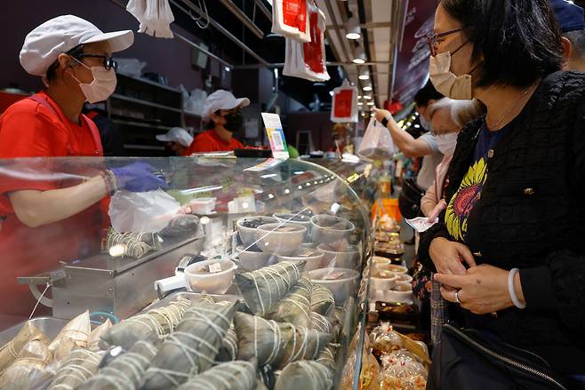 대만 수도 타이베이에서 지난달 말 한 여성이 노점상을 통해 음식을 구입하고 있다. [로이터]