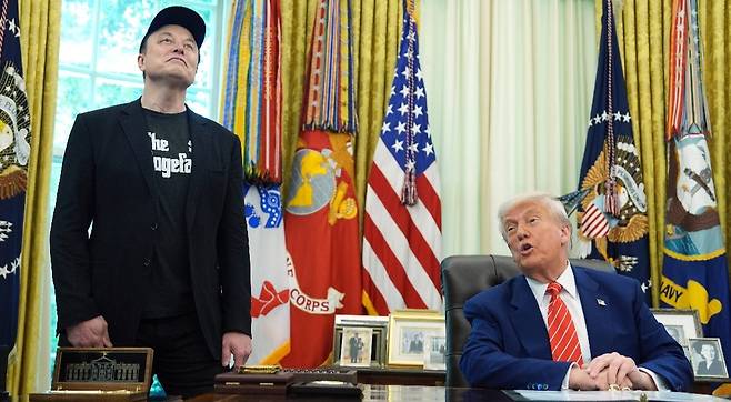 지난달 30일 미 워싱턴 백악관 오벌 오피스에서 열린 일론 머스크 정부효율부 수장의 고별 기자회견에서 도널드 트럼프 대통령이 발언하고 있다.[AP]