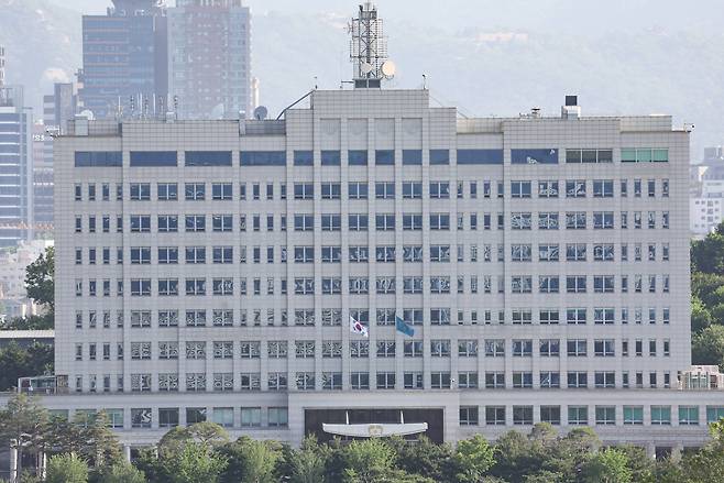 이재명 제21대 대통령 임기가 시작된 4일 서울 용산구 대통령실 청사에 봉황기가 태극기와 함께 휘날리고 있다. [연합]