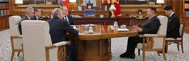 노동당 기관지 노동신문은 김 위원장이 4일 블라디미르 푸틴 러시아 대통령의 위임에 따라 대표단을 인솔해 북한을 방문한 세르게이 쇼이구 국가안보회의 서기를 접견했다고 5일 보도했다. [평양 노동시문=뉴스1]