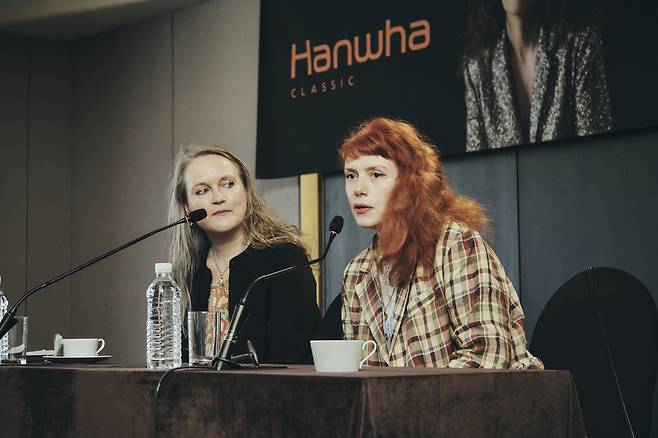 아마릴리스 앙상블의 엘로이즈 가이야르 예술감독과 소프라노 파트리샤 프티봉 [한화클래식 제공]