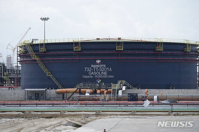 [라고스=AP/뉴시스]2023년 5월22일(현지시간) 나이지리아 라고스 소재 단고테그룹의 정유공장. 2023.05.22.