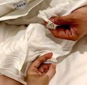 [서울=뉴시스]중국 항저우의 한 프랜차이즈 호텔에서 병원용 베개 커버가 사용된 사실이 알려지며 논란이 일고 있다.(사진=동정구이저우신문) *재판매 및 DB 금지