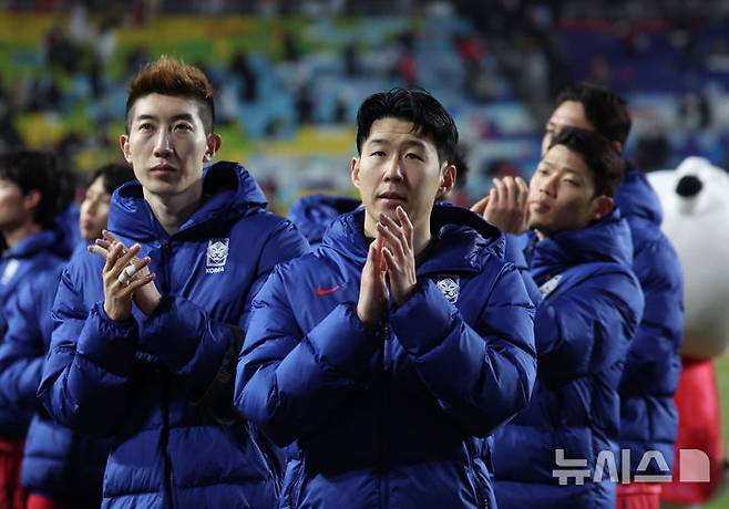 [수원=뉴시스] 김명년 기자 = 지난 3월25일 경기 수원시 수원월드컵경기장에서 열린 2026 국제축구연맹(FIFA) 북중미 월드컵 아시아 지역 3차 예선 B조 8차전 대한민국과 요르단의 경기, 1-1 무승부로 경기를 마친 대한민국 손흥민이 팬들에게 인사하고 있다. 2025.03.25. kmn@newsis.com