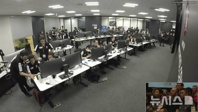 [도쿄=AP/뉴시스] 두 번째로 달 착륙을 시도했던 일본 민간기업의 무인 달탐사선이 6일 착륙 시도 중 교신이 끊어졌다. 사진은 일본 도쿄에 있는 아이스페이스 비행 통제센터에서 관계자들이 착륙 과정을 지켜보는 모습. 2025.06.06