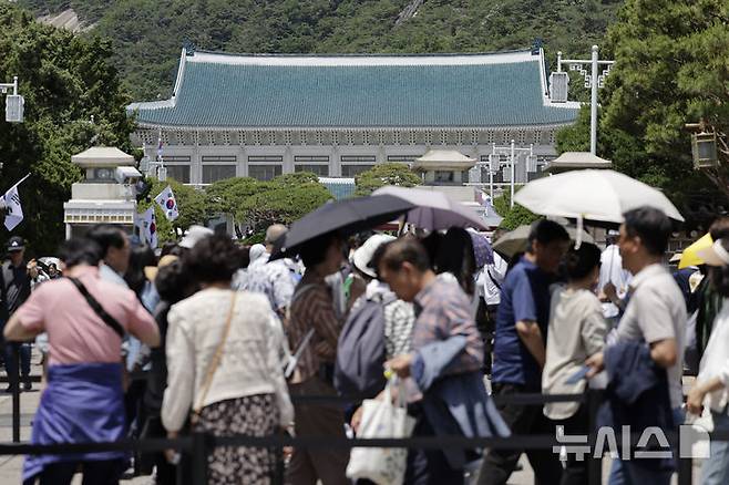 [서울=뉴시스] 최동준 기자 = 이재명 대통령이 집무실을 청와대로 이전할 방침인 가운데 5일 서울 종로구 청와대에서 시민들이 관람을 하기 위해 줄을 서고 있다. 2025.06.05. photocdj@newsis.com