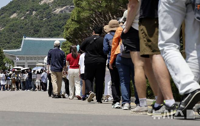 [서울=뉴시스] 최동준 기자 = 이재명 대통령이 집무실을 청와대로 이전할 방침인 가운데 5일 서울 종로구 청와대에서 시민들이 관람을 하기 위해 줄을 서고 있다. 2025.06.05. photocdj@newsis.com