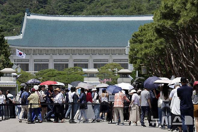 [서울=뉴시스] 최동준 기자 = 이재명 대통령이 집무실을 청와대로 이전할 방침인 가운데 5일 서울 종로구 청와대에서 시민들이 관람을 하기 위해 줄을 서고 있다. 2025.06.05. photocdj@newsis.com