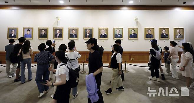 [서울=뉴시스] 최동준 기자 = 이재명 대통령이 집무실을 청와대로 이전할 방침인 가운데 5일 서울 종로구 청와대에서 시민들이 관람을 하고 있다. 2025.06.05. photocdj@newsis.com