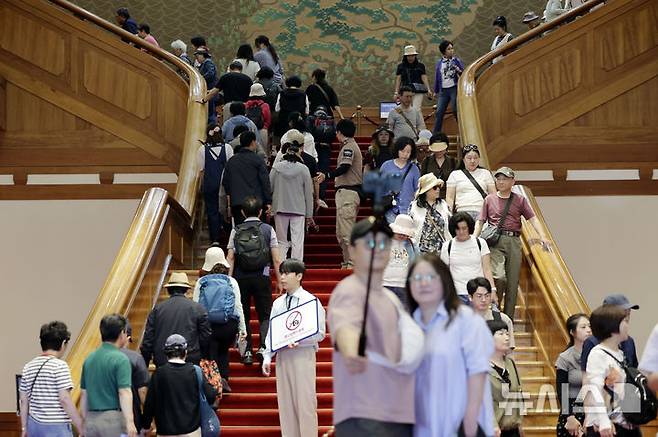 [서울=뉴시스] 최동준 기자 = 이재명 대통령이 집무실을 청와대로 이전할 방침인 가운데 5일 서울 종로구 청와대에서 시민들이 관람을 하고 있다. 2025.06.05. photocdj@newsis.com
