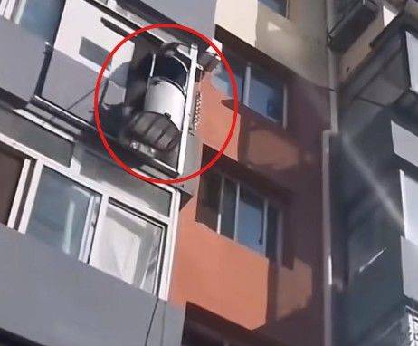 [서울=뉴시스]중국 랴오닝성의 한 아파트 단지에서, 한 노인이 직접 만든 엘리베이터를 타고 5층까지 올라가는 영상이 공개돼 화제를 모았다.(사진=지무신문) *재판매 및 DB 금지