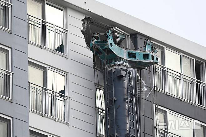 [용인=뉴시스] 김종택 기자 = 6일 경기 용인시 기흥구 서천동 인덕원~동탄 복선전철 공사 현장에서 중장비인 천공기(지반을 뚫는 건설기계)가 15층 높이 아파트로 쓰러져 벽면 일부와 베란다 창문 등이 파손돼 있다. 2025.06.06. jtk@newsis.com