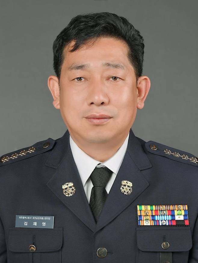 [제주=뉴시스] 조천남성의용소방대장 김재영(55)씨 모습. (사진=제주도소방안전본부 제공) photo@newsis.com *재판매 및 DB 금지