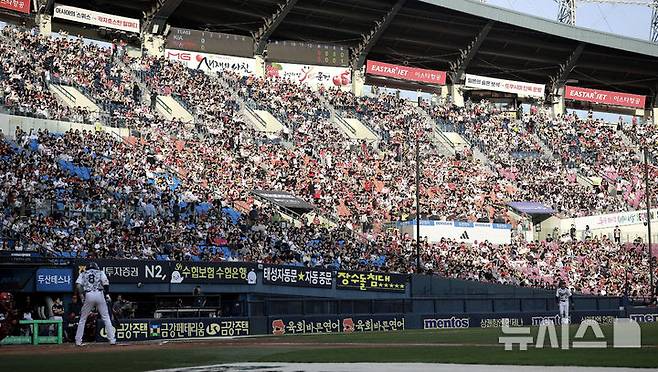 [서울=뉴시스] 정병혁 기자 = 5일 서울 송파구 잠실야구장에서 열린 2025 KBO리그 KIA 타이거즈와 두산 베어스의 경기를 찾은 관중들이 응원을 하고 있다. 2025.06.05. jhope@newsis.com