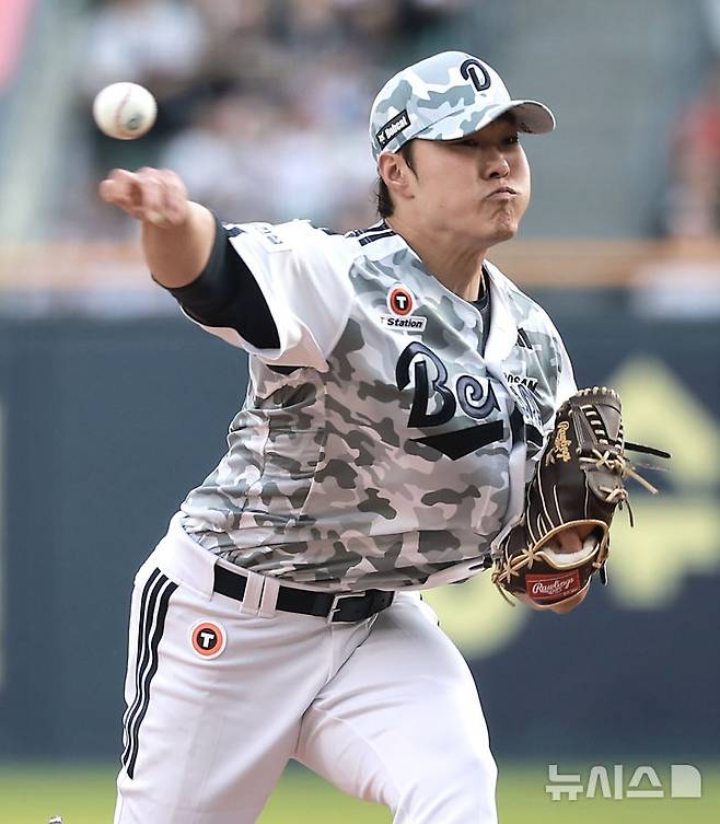 [서울=뉴시스] 정병혁 기자 = 5일 서울 송파구 잠실야구장에서 열린 2025 KBO리그 KIA 타이거즈와 두산 베어스의 경기, 두산 선발 최원준이 공을 던지고 있다. 2025.06.05. jhope@newsis.com
