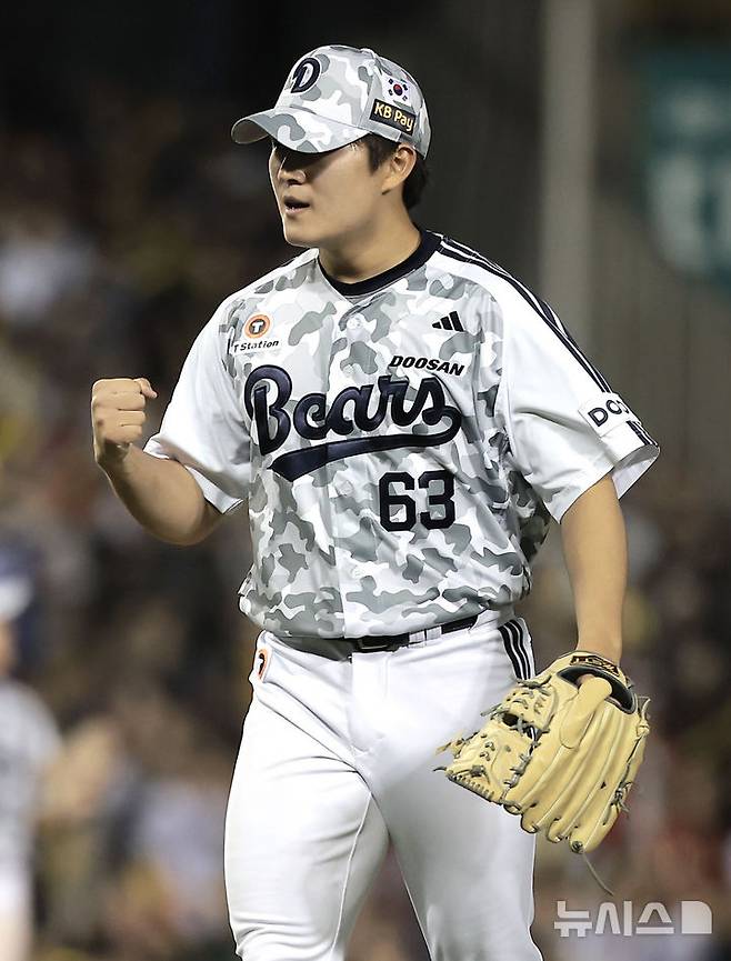 [서울=뉴시스] 정병혁 기자 = 5일 서울 송파구 잠실야구장에서 열린 2025 KBO리그 KIA 타이거즈와 두산 베어스의 경기, 10회초 2사 1, 3루 상황 KIA 위즈덤을 삼진으로 잡아낸 두산 투수 김택연이 기뻐하고 있다. 2025.06.05. jhope@newsis.com