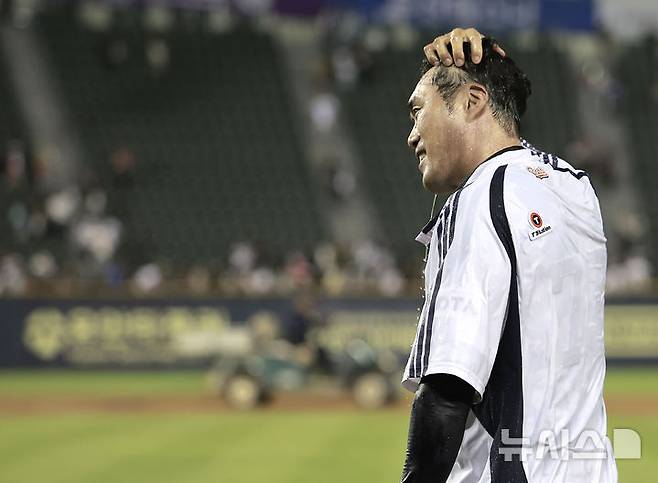 [서울=뉴시스] 정병혁 기자 = 5일 서울 송파구 잠실야구장에서 열린 2025 KBO리그 KIA 타이거즈와 두산 베어스의 경기, 첫 승을 거둔 두산 조성환 감독대행이 선수들에게 축하를 받고 있다. 2025.06.05. jhope@newsis.com