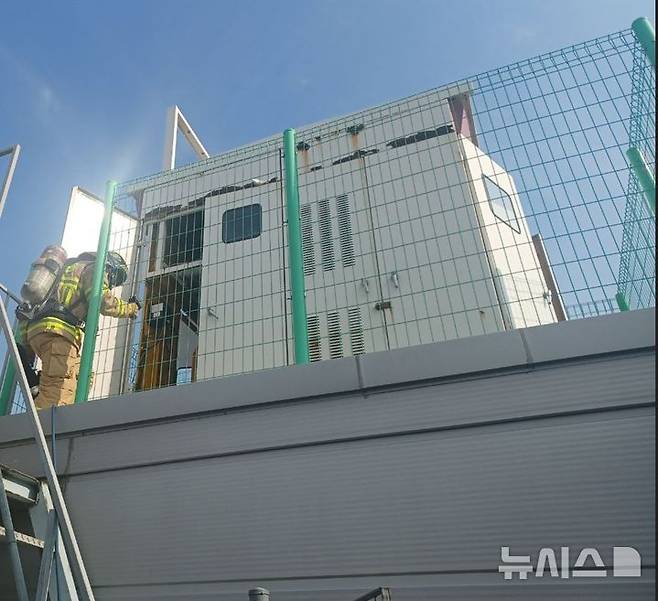 [인천=뉴시스] 정일형 기자=부천 공장 변전실 감전 사고 현장. (사진=부천소방서 제공)