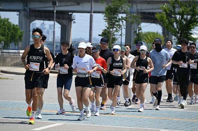 [서울=뉴시스]서울경찰청은 제70회 현충일인 6일 경찰과 시민이 함께 달리는 기부 러닝행사를 개최했다. 서울경찰청은 이날 오전 서울 서초구 예빛섬 광장부터 서울 동작구 일대 6.6㎞ 구간에서 기부 러닝행사를 진행했다. 지난해 현충일에 처음 시작한 기부 러닝행사는 긍정적인 시민 반응에 힘입어 올해도 열렸다. (사진=서울경찰청 제공) 2025.06.06. photo@newsis.com *재판매 및 DB 금지