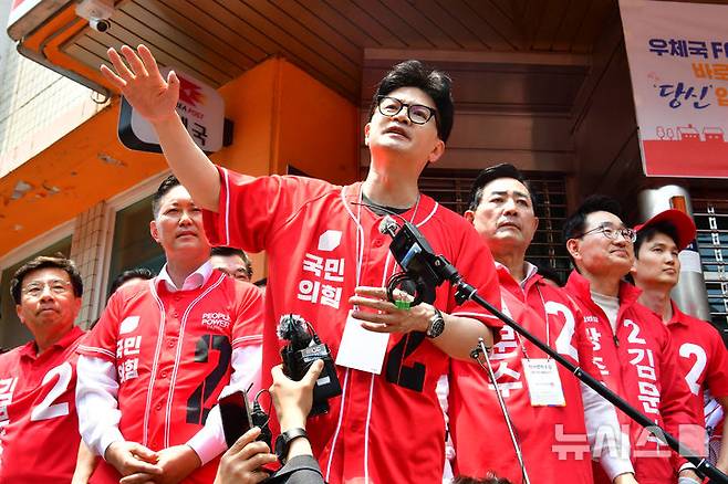 [광주=뉴시스] 이현행 기자 = 한동훈 전 국민의힘 대표가 제21대 대통령 선거 사전투표 첫날인 29일 오전 광주 동구 충장로에서 거리 유세를 한 뒤 우체국 앞에서 시민들을 향해 지지를 호소하고 있다. 2025.05.29. lhh@newsis.com