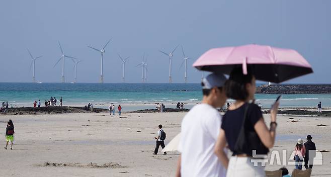 [제주=뉴시스] 우장호 기자 = 맑은 날씨를 보인 25일 오후 제주시 한림읍 협재해수욕장을 찾은 관광객들이 때 이른 여름 정취를 만끽하고 있다. 2025.05.25. woo1223@newsis.com