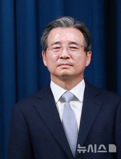 [서울=뉴시스] 고범준 기자 = 강훈식 비서실장이 6일 서울 용산구 대통령실 브리핑룸에서 1차 인선 브리핑을 진행했다. 이날 인선 발표 브리핑에 참석한 김용범 정책실장. 2025.06.06. bjko@newsis.com