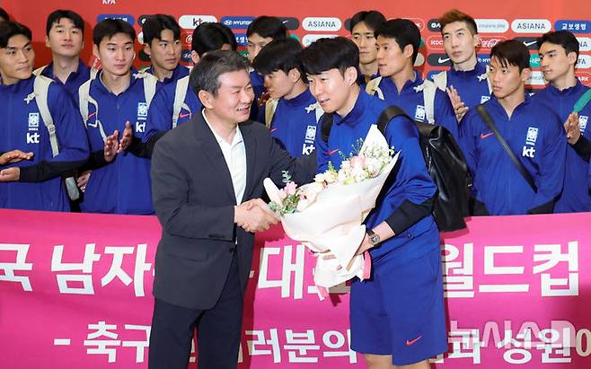 [인천공항=뉴시스] 김선웅 기자 = 이라크 원정 경기에서 승리해 북중미 월드컵 본선 진출에 성공한 축구 국가대표팀 손흥민이 6일 인천국제공항을 통해 귀국해 정몽규 대한축구협회장으로부터 꽃다발을 전달받고 있다. 2025.06.06. mangusta@newsis.com