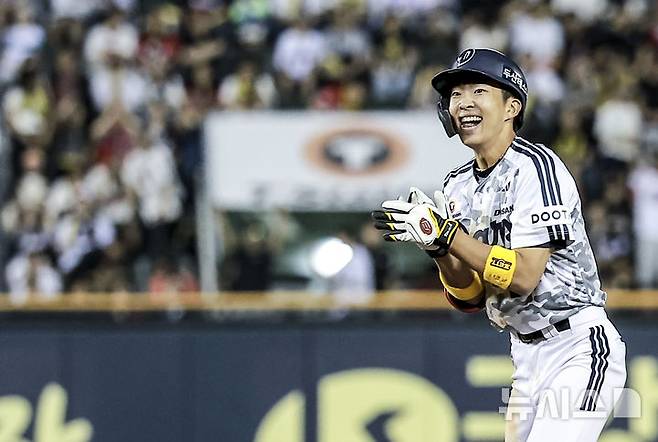 [서울=뉴시스] 정병혁 기자 = 5일 서울 송파구 잠실야구장에서 열린 2025 KBO리그 KIA 타이거즈와 두산 베어스의 경기, 끝내기 안타로 승리한 김민석이 기뻐하고 있다. 2025.06.05. jhope@newsis.com