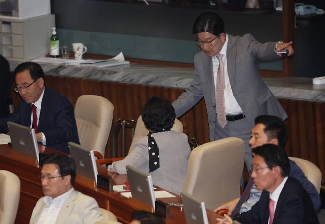 국민의힘 권성동 원내대표가 5일 국회 본회의에 참석해 의원들과 대화하고 있다. 연합뉴스