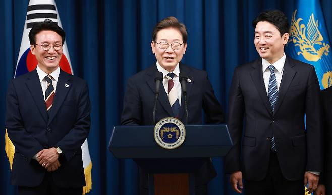 이재명 대통령, 정부 첫 인선 발표     (서울=연합뉴스) 홍해인 기자 = 이재명 대통령이 4일 서울 용산 대통령실 청사에서 국무총리 후보자로 김민석 의원(왼쪽), 대통령비서실장으로 강훈식 의원 등 첫 인선을 발표하고 있다. 2025.6.4     hihong@yna.co.kr (끝)   <저작권자(c) 연합뉴스, 무단 전재-재배포, AI 학습 및 활용 금지> 연합뉴스