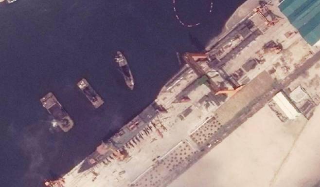 지난 15일 촬영된 북한 청진조선소에서 건조를 마치고 진수 준비 중인 구축함의 위성사진. 연합뉴스