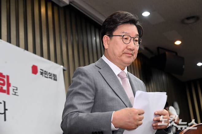국민의힘 권성동 원내대표가 지난 5일 서울 여의도 국회에서 열린 의원총회에서 사퇴의사를 밝히고 자리를 떠나는 모습. 윤창원 기자