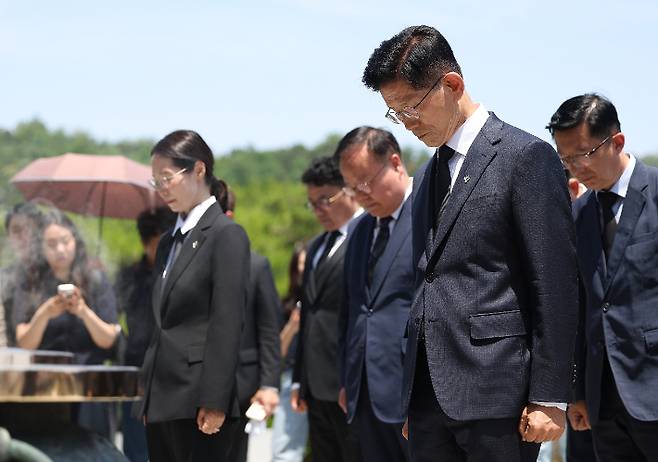 국민의힘 김문수 전 대선후보가 6일 서울 동작구 국립서울현충원을 찾아 묵념하고 있다. 연합뉴스