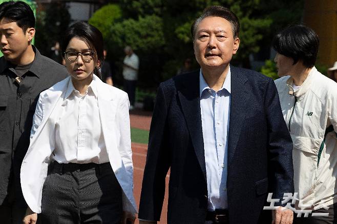 윤석열 전 대통령과 김건희 씨가 제21대 대통령 선거일인 3일 오전 서울 서초구 원명초등학교에 마련된 서초4동 제3투표소에서 투표를 마치고 차량으로 이동하고 있다. 박종민 기자
